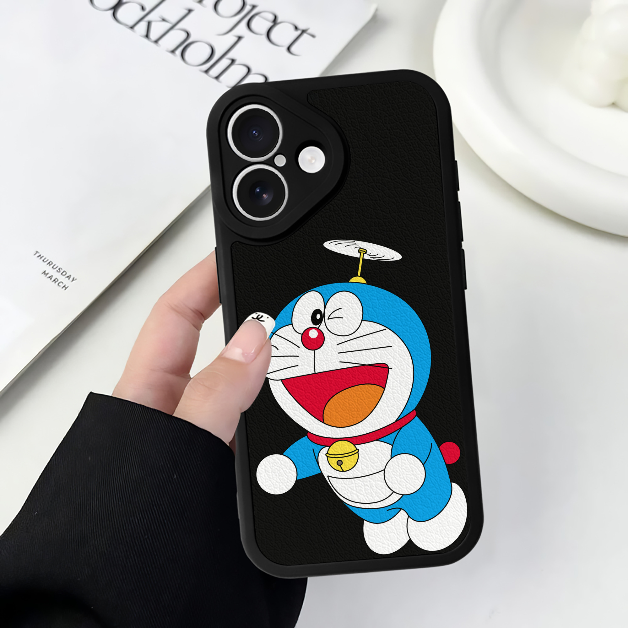（画像用） ドラえもん Doraemon 【iPhone 16シリーズ対応】シリコンスマホケース（レザー調） 材質：シリコン
